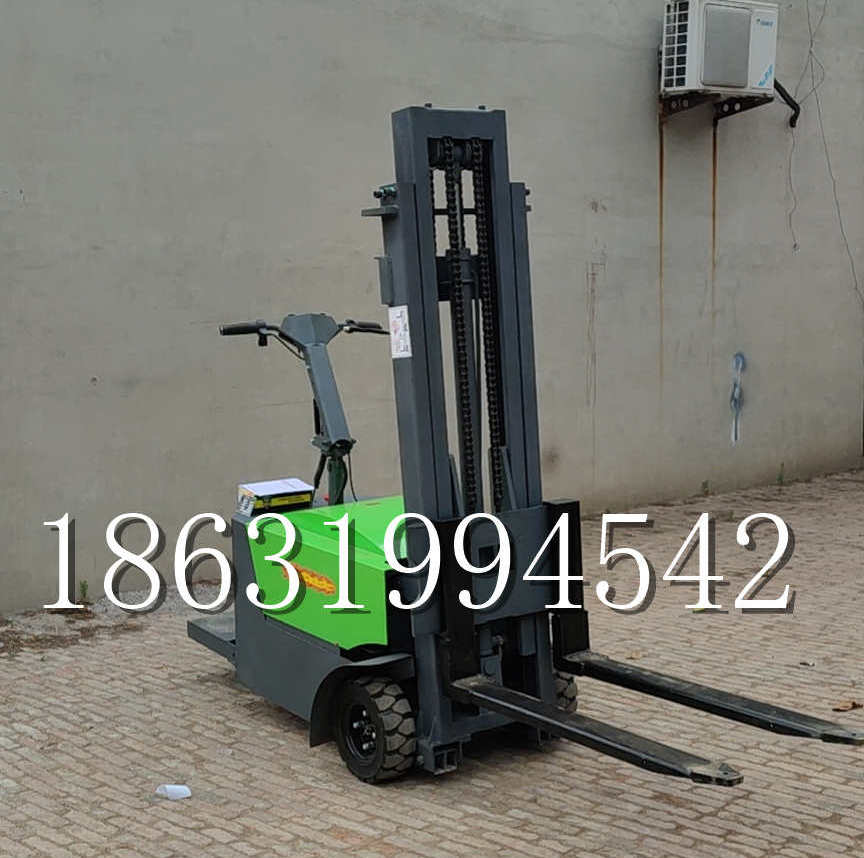 伊通满族自治县优程全电动叉车插腿式堆高车液压装卸车1.5吨升高小型站驾式铲车